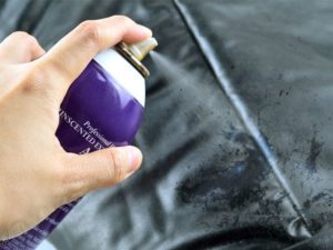 Laque pour nettoyer un canapé